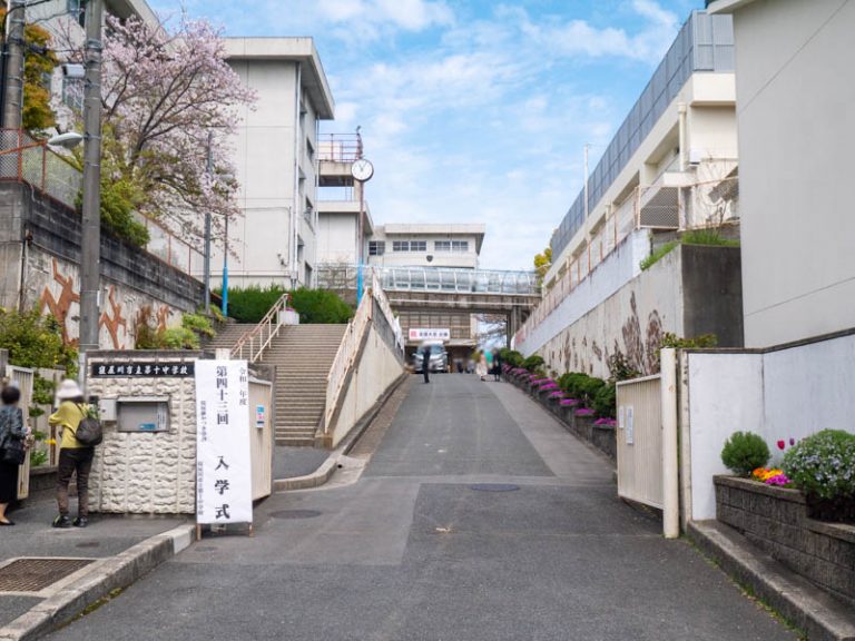 寝屋川市立中学校で2021年度入学式が行われてた。昨日の小学校に続いて4月に無事挙行できたみたい