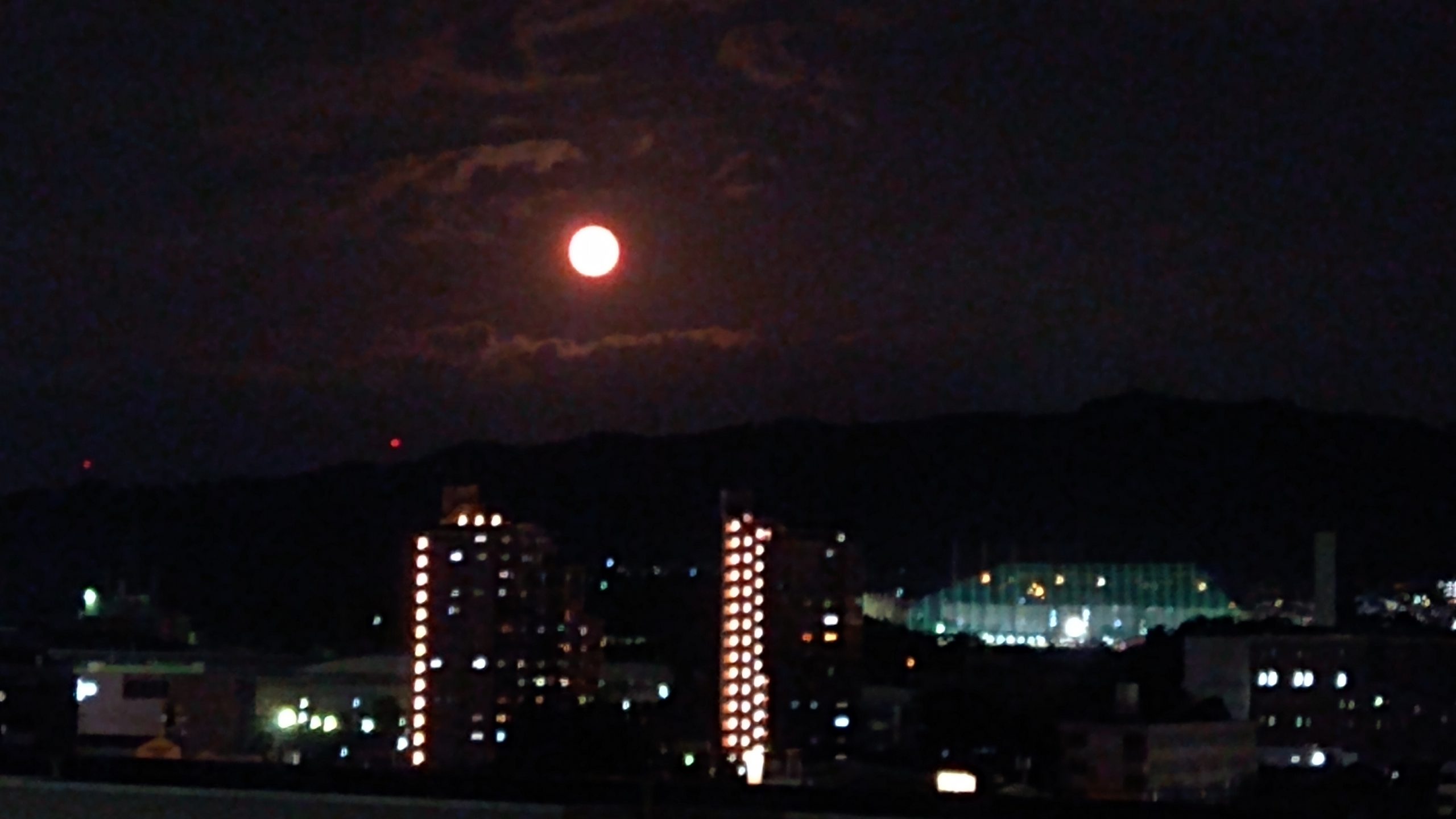 低空に浮かぶ7月の満月 バックムーン 土星との共演も 寝屋川フォト 寝屋川つーしん 低空に浮かぶ7月の満月 バックムーン 土星との共演も 寝屋川フォト 寝屋川つーしん