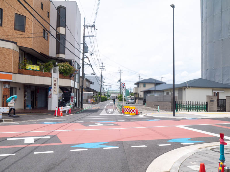 寝屋川公園駅前線×府道20号線の交差点角が更地になってる。府道20号線を広げる工事で