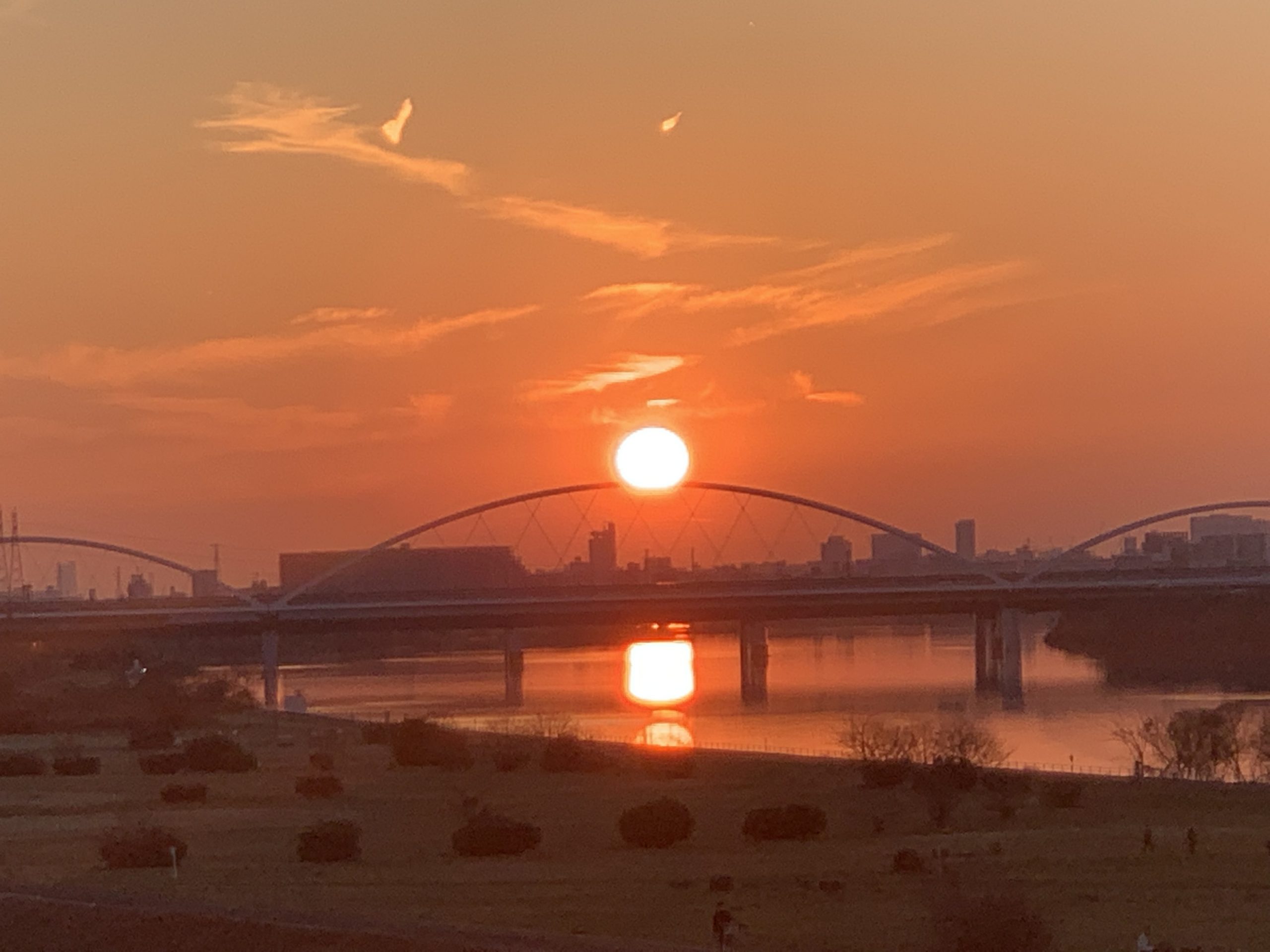 成人の日に見られた淀川河川公園の夕焼け【ねやつーフォト】 - 寝屋川