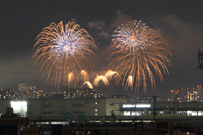 鳥飼仁和寺大橋から見た 万博夜空がアートになる日 の花火 寝屋川フォト 寝屋川つーしん