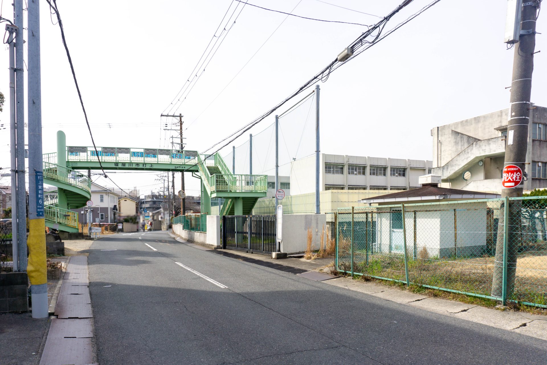 望が丘小・中学校の鉄骨屋根ができてきてる。隈研吾氏が設計。校歌と校章の意見募集も 寝屋川つーしん