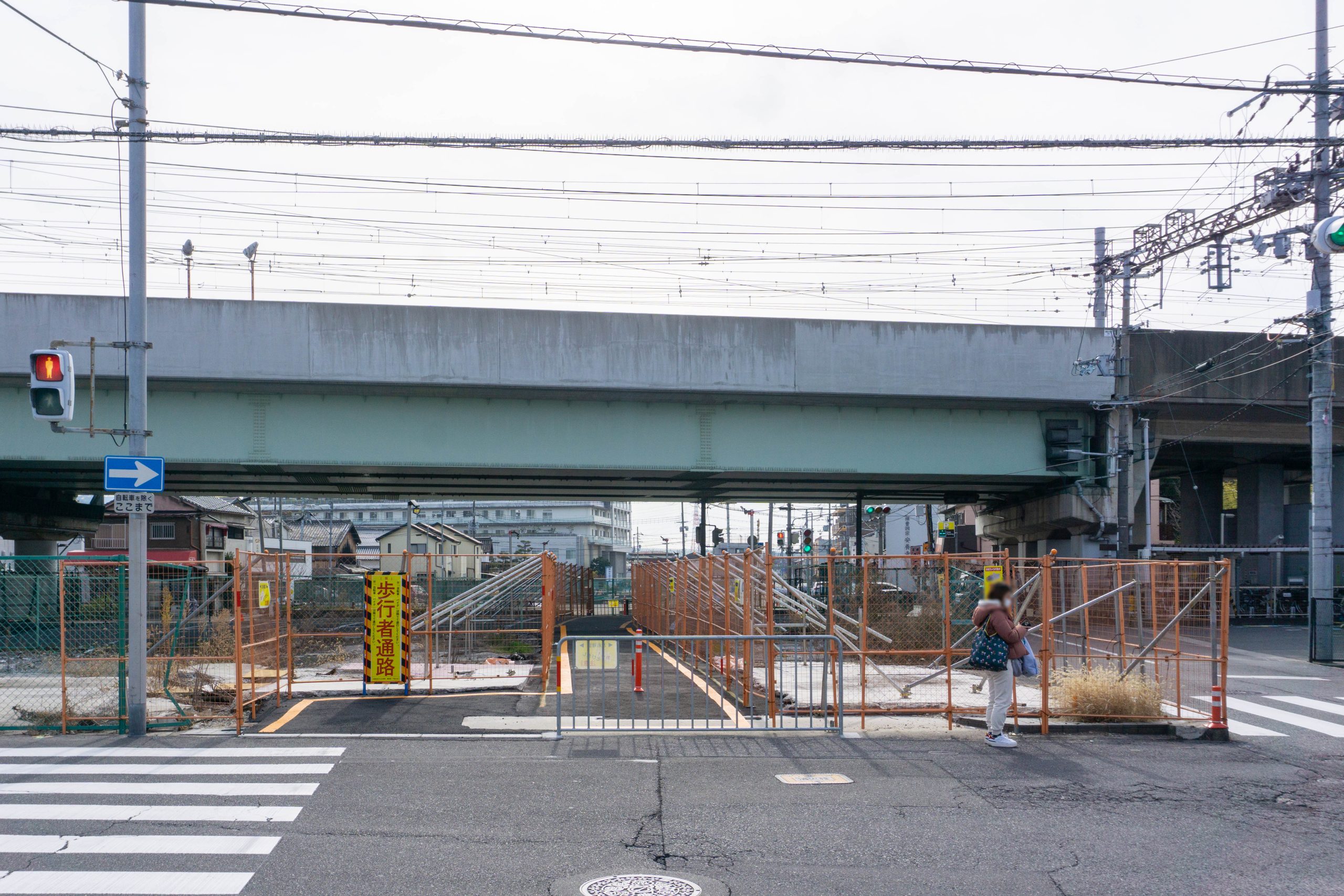 萱島駅前のガード下の仮歩道が通れるようになってる。府道149