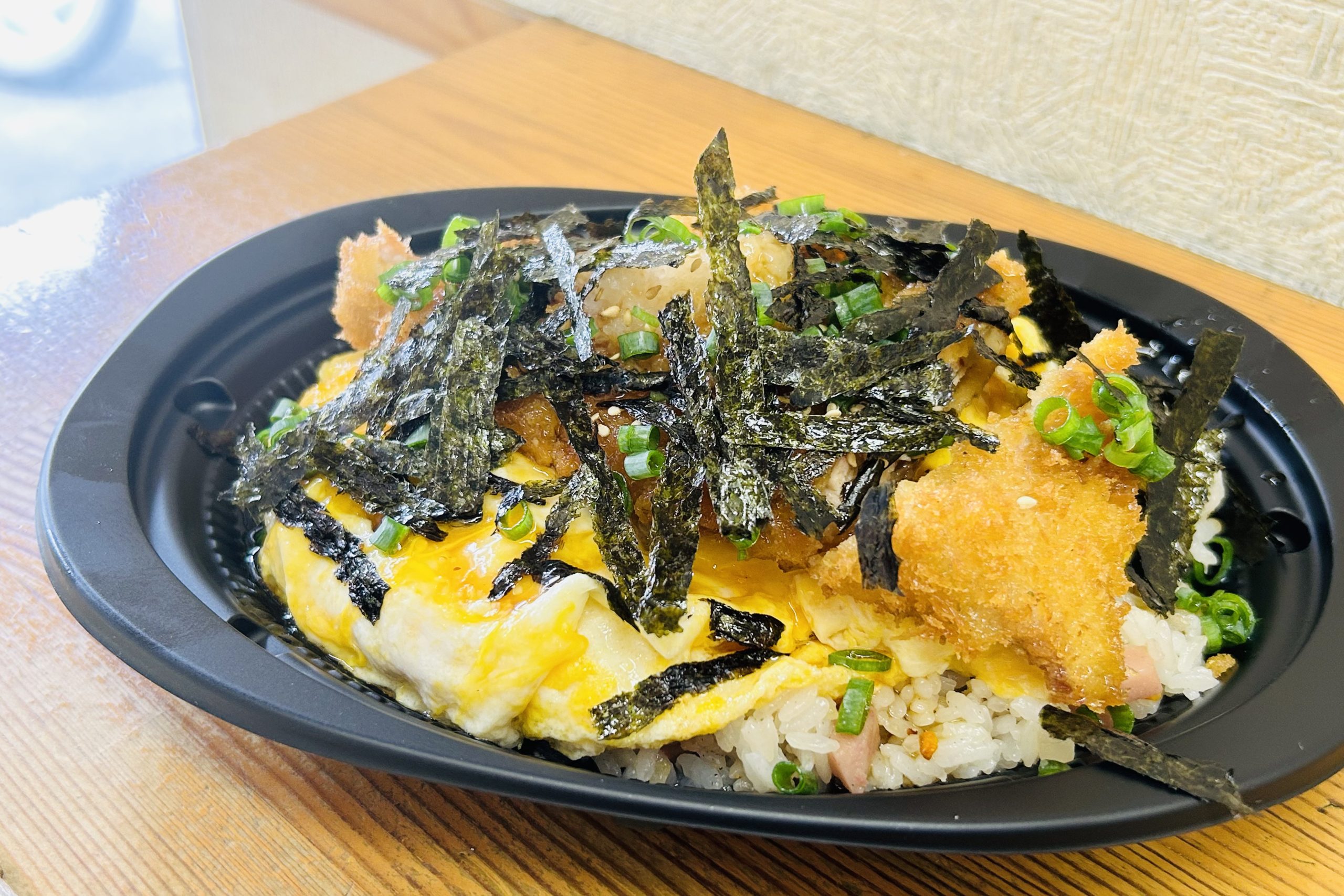 kitchenぷ～さん」の『さくさく衣の和風豚カツオムライス』（寝屋川市