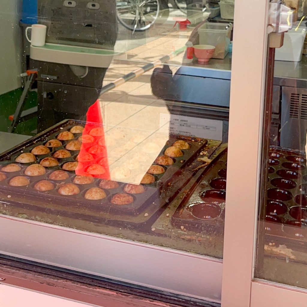 窓越しのたこ焼き