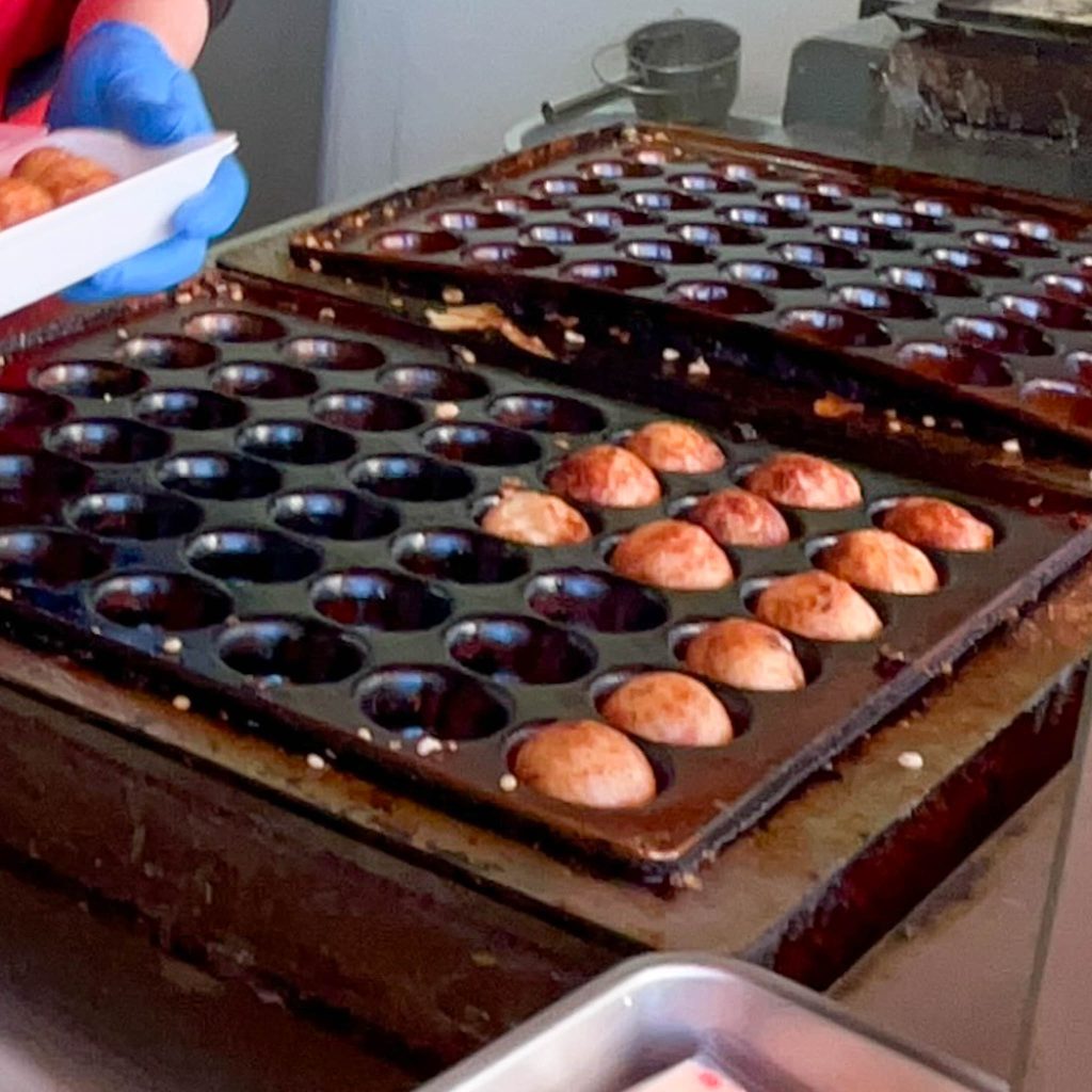 たこ焼きを焼いてる様子