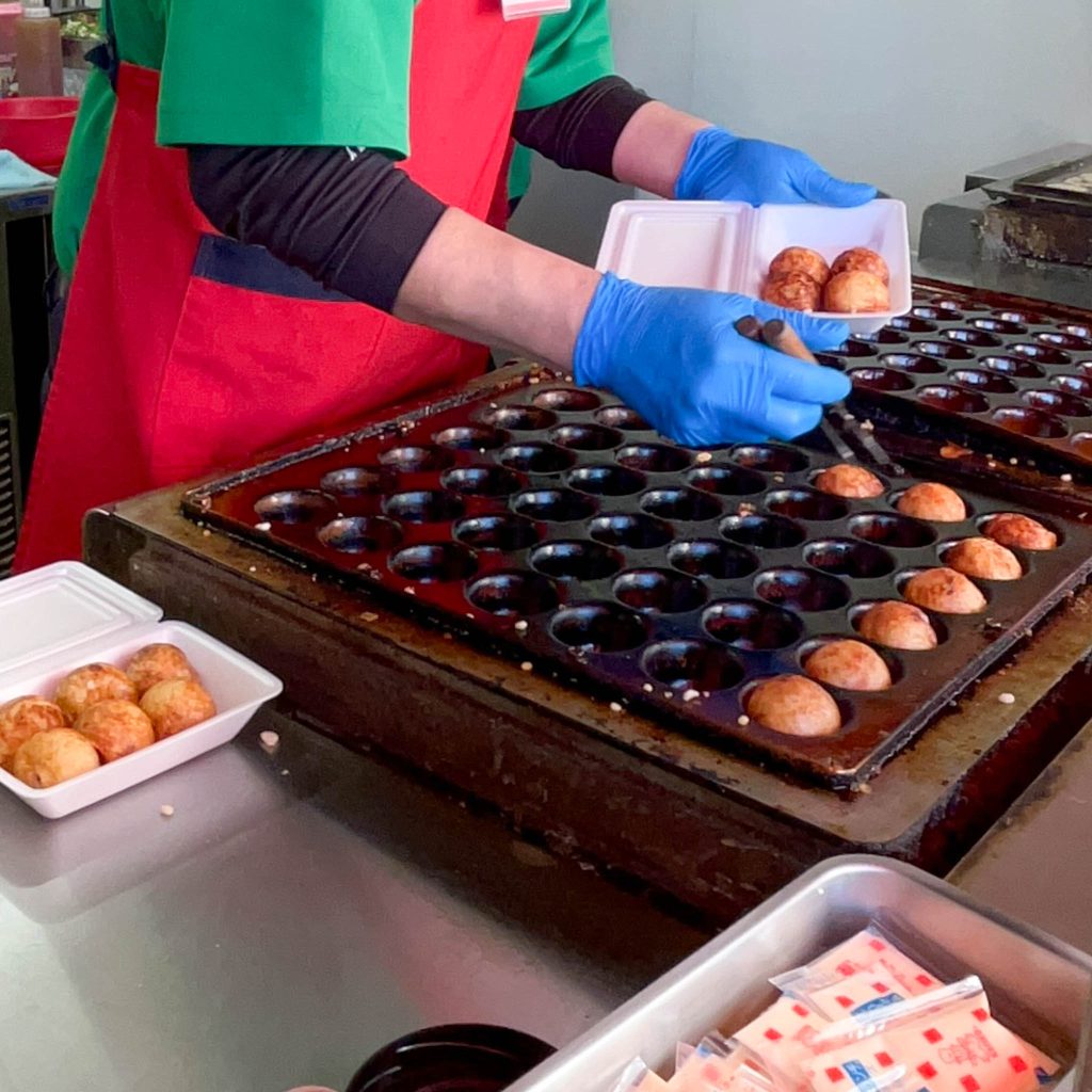 たこ焼きをパックに詰める様子