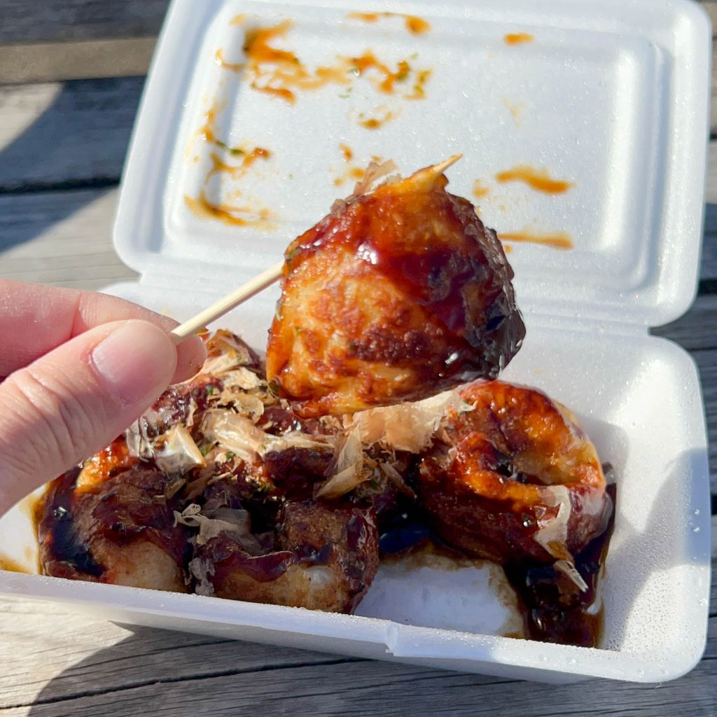 摘まみ上げられたたこ焼き