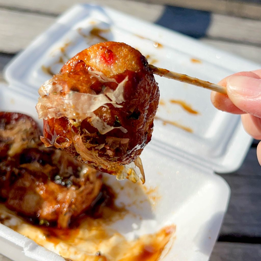 摘まみ上げたたこ焼き