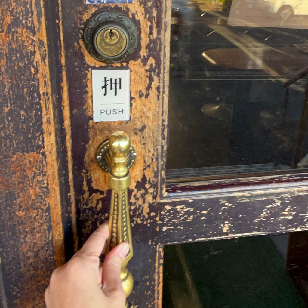 ドアに手をかける様子