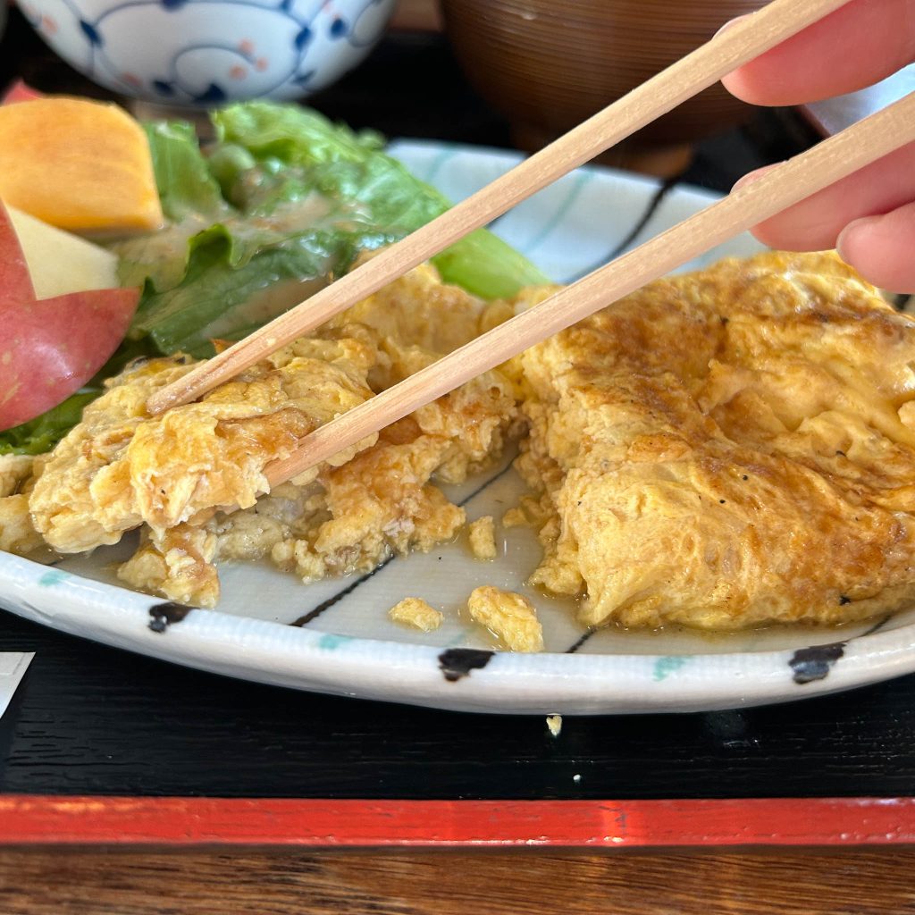 卵焼きの中を割る様子