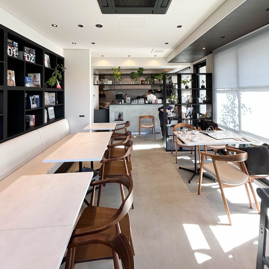 日当たりのいいソファ席とテーブル席