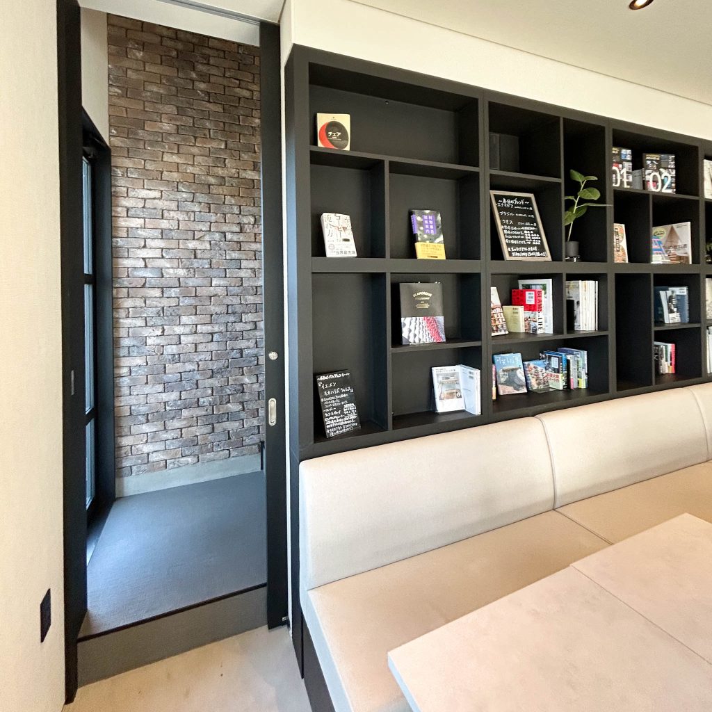 店の奥にある階段の入り口