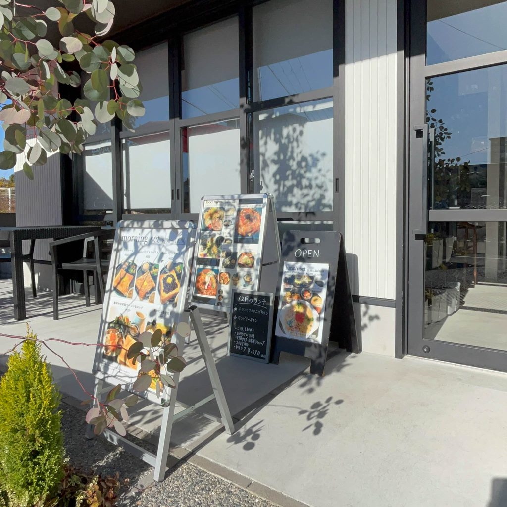 店前にならぶメニュー看板