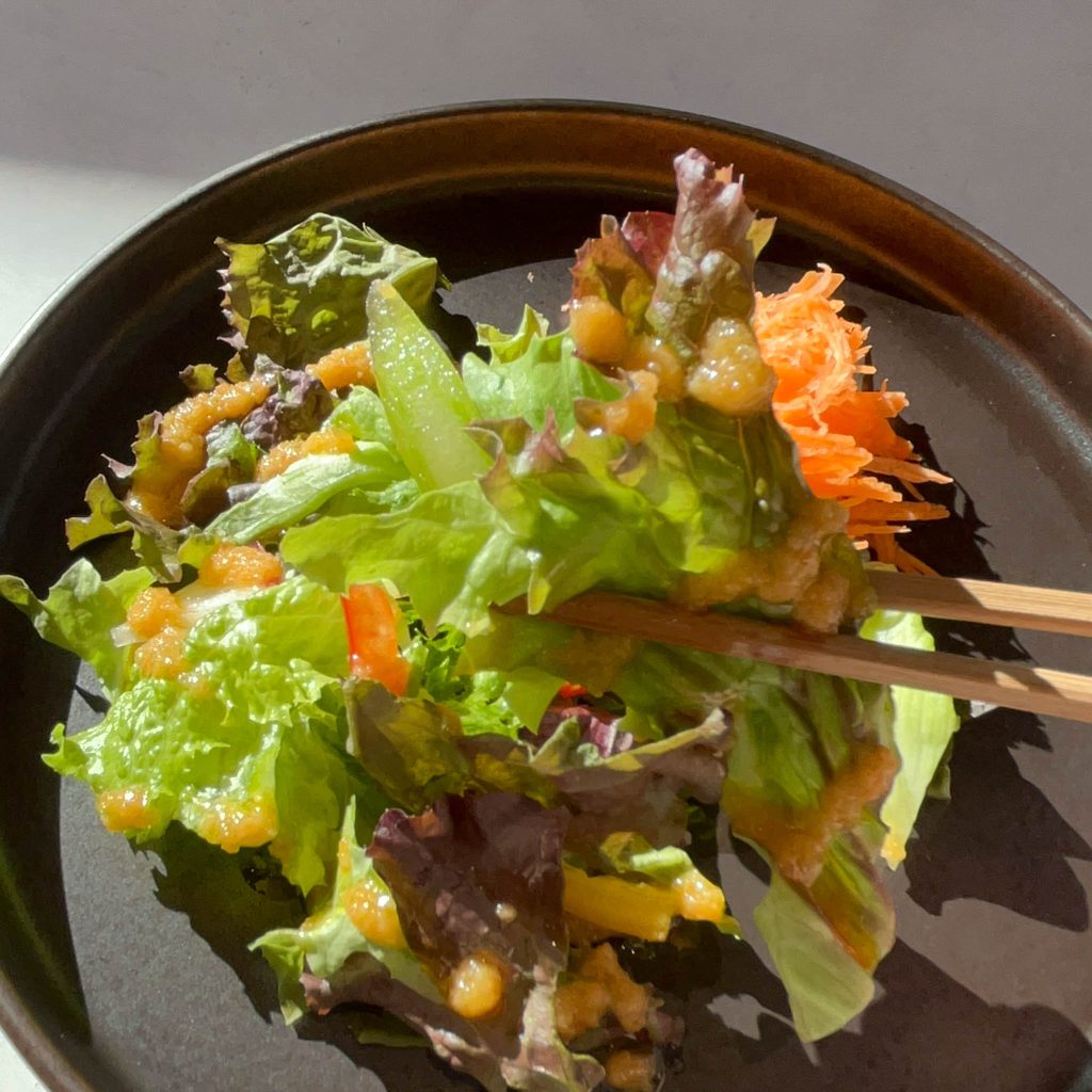 サラダの箸上げ