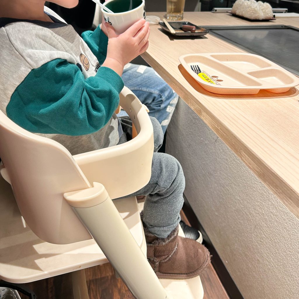 キッズチェアと子ども用カトラリー