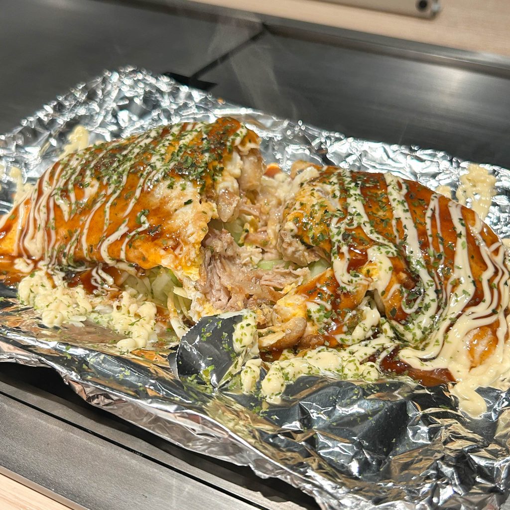 とんぺい焼きをカット