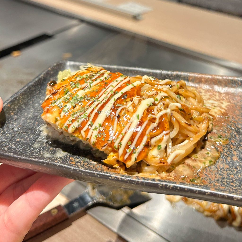 広島焼スペシャルをお皿に盛り付け