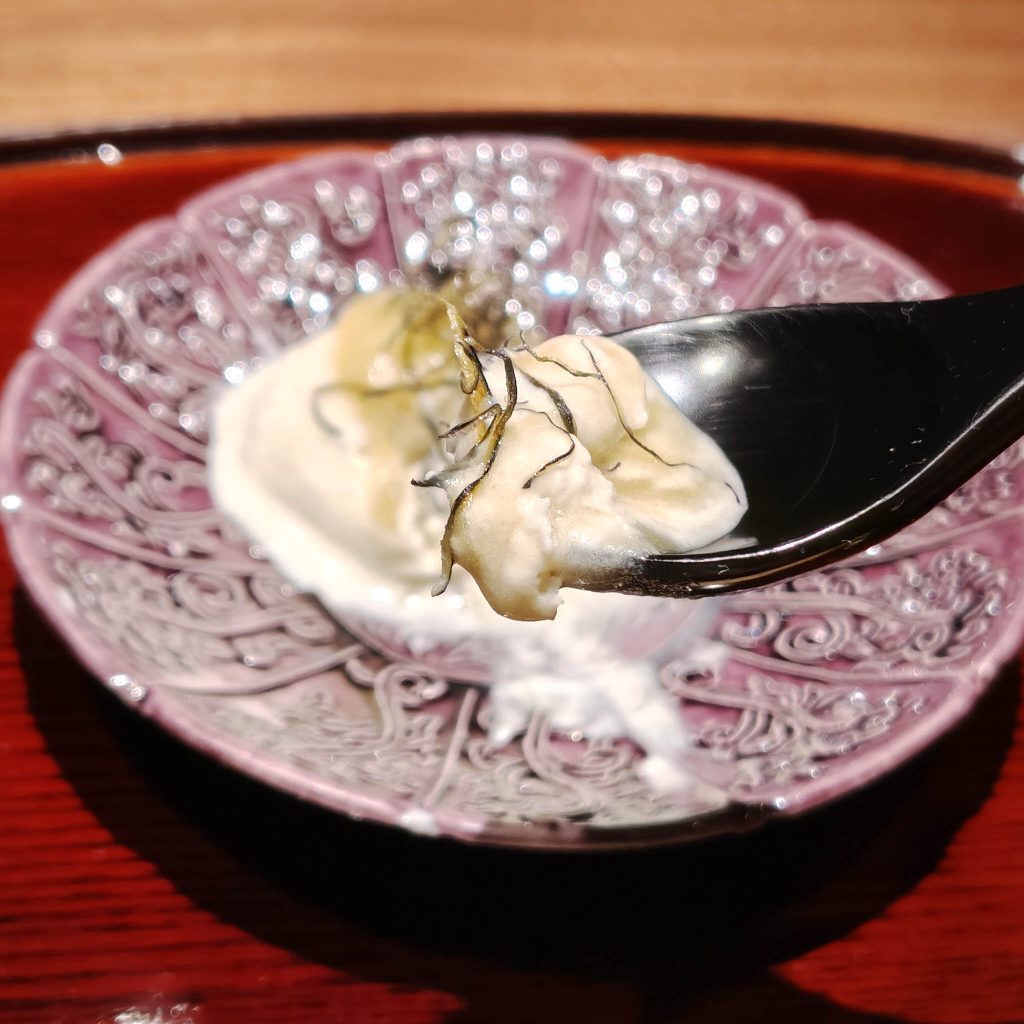 水ナスのアイスをスプーンですくう様子