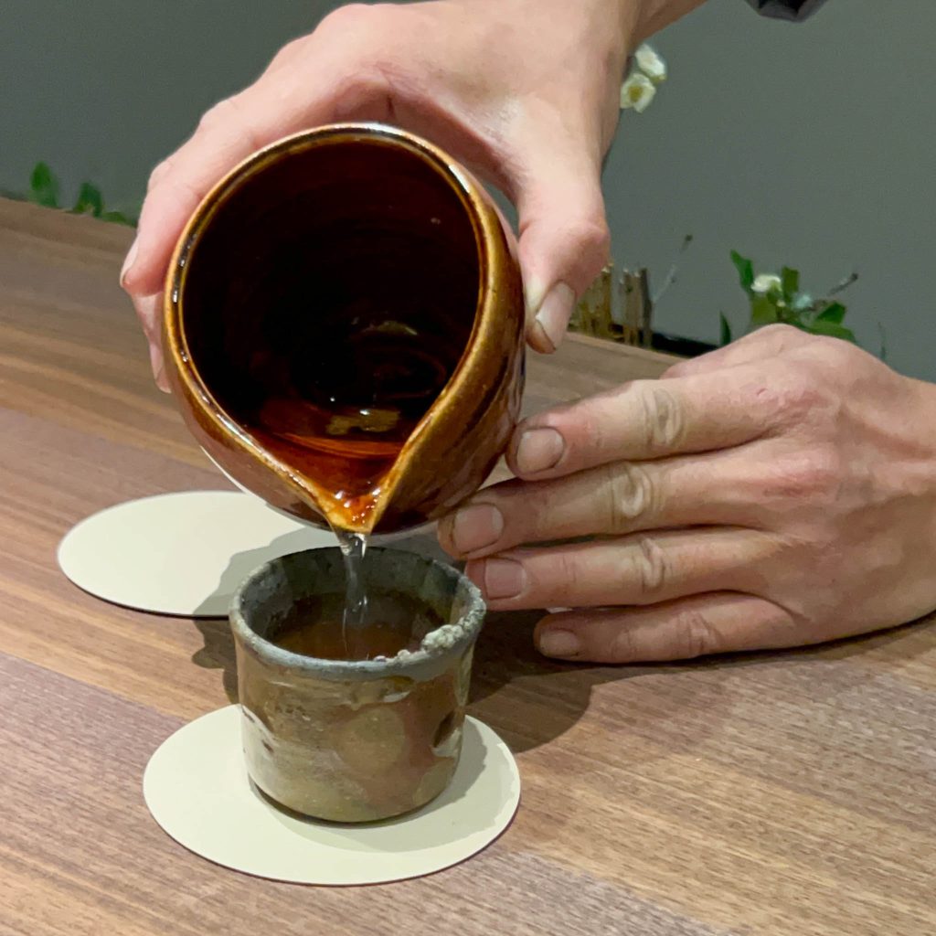 おちょこに注がれるお酒