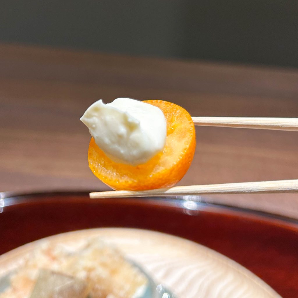 金柑のしらぎソースがけの箸上げ