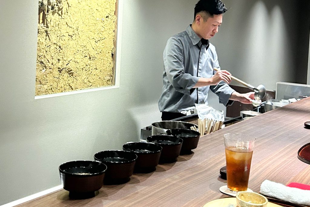 カウンターで料理人が調理している様子