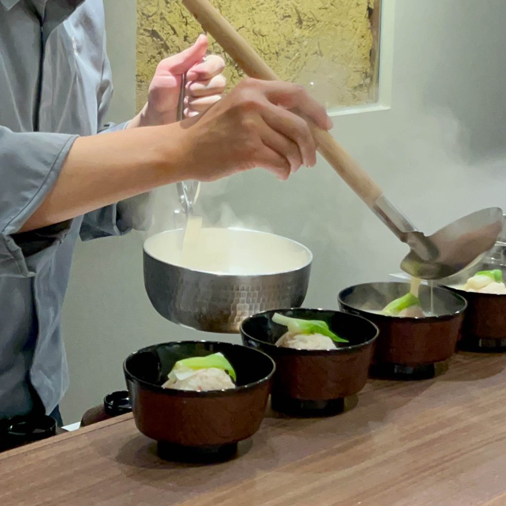 お椀によそう様子