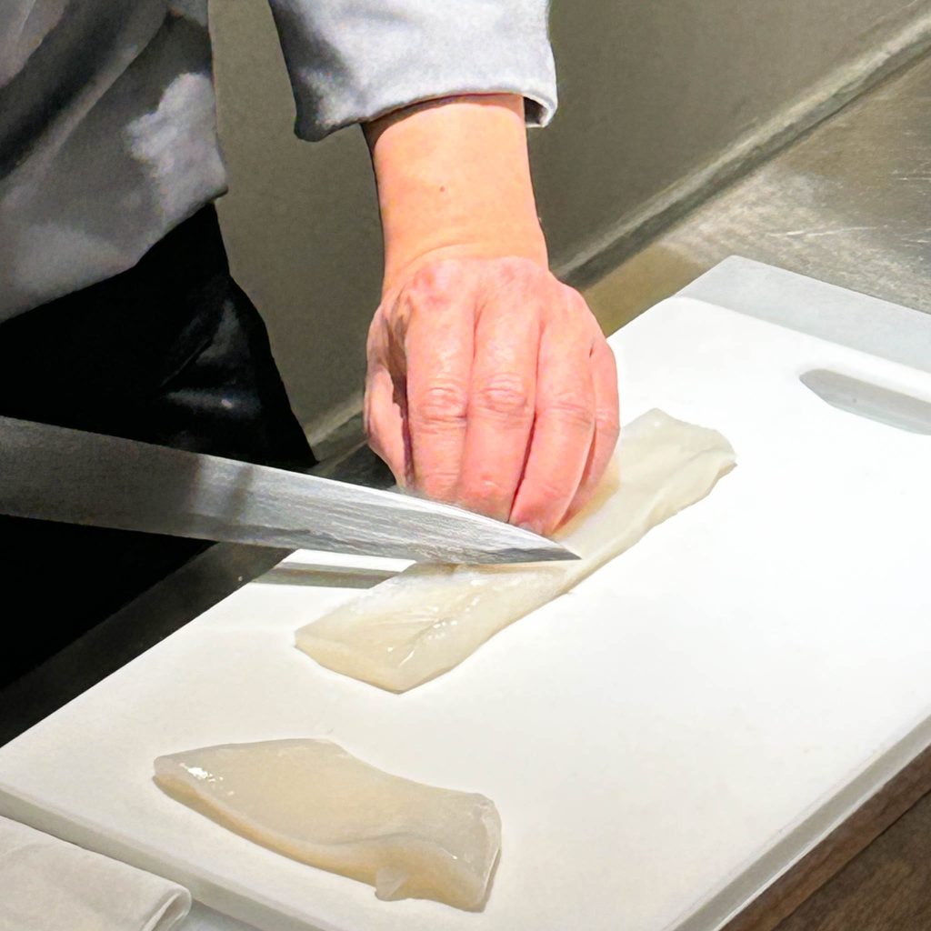 イカを切る様子