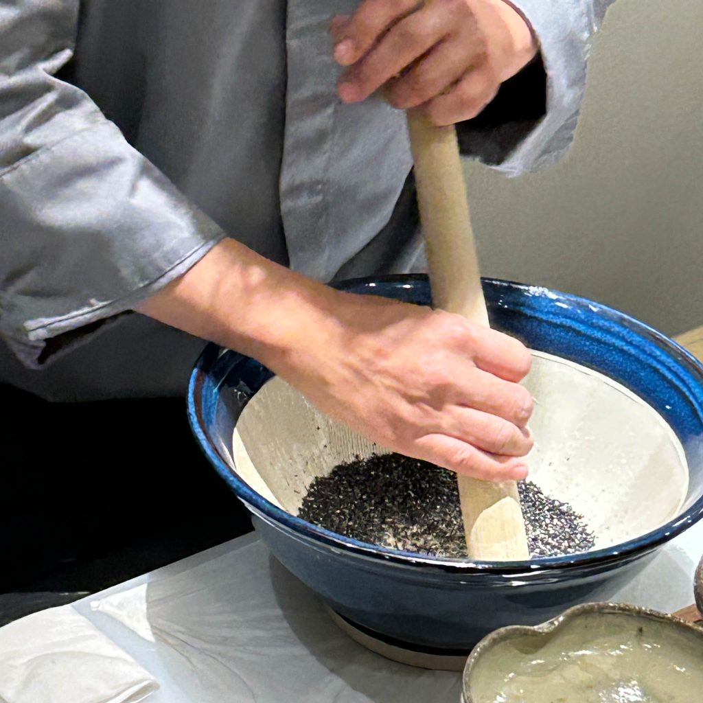 ゴマを擦る様子