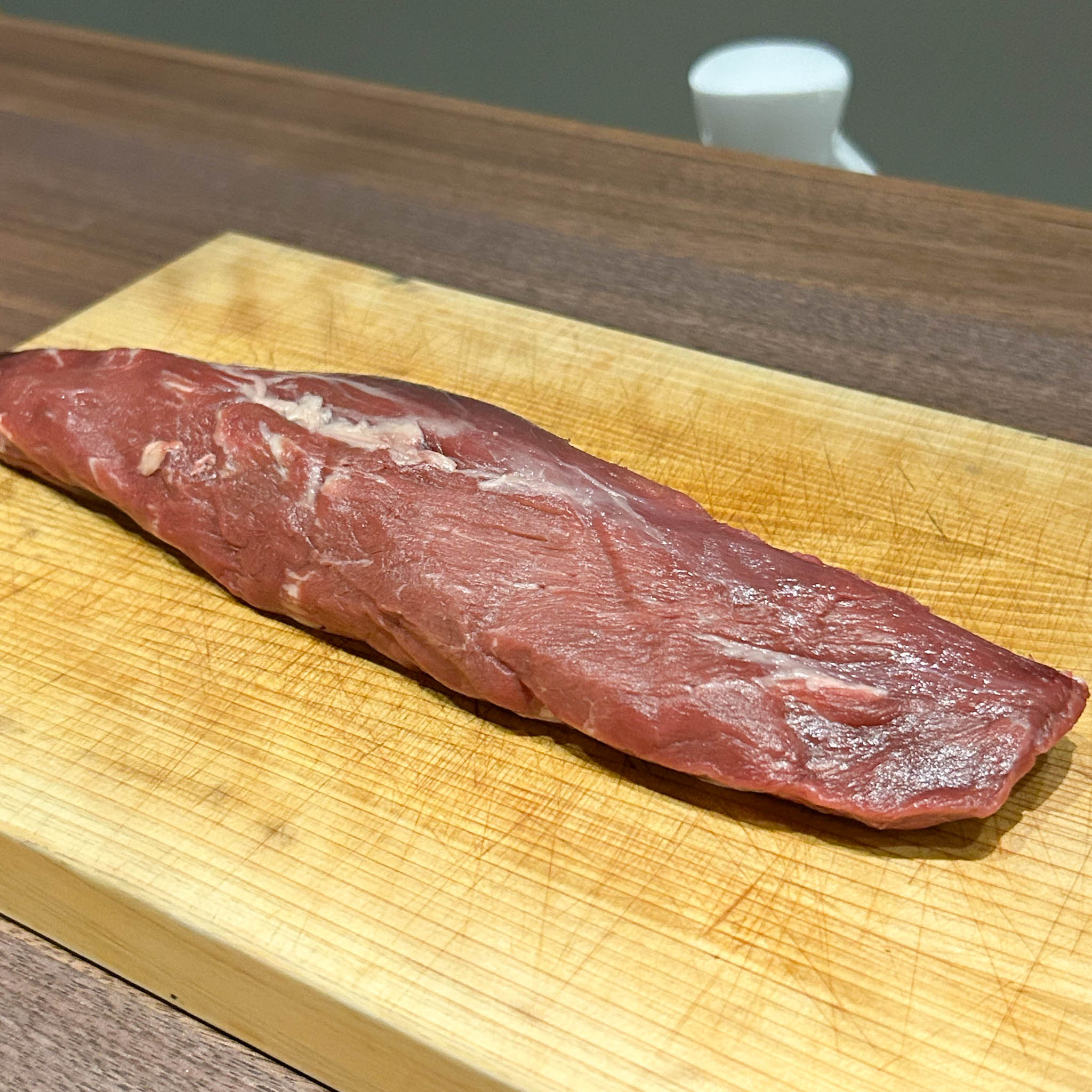 まな板にのったブロック肉