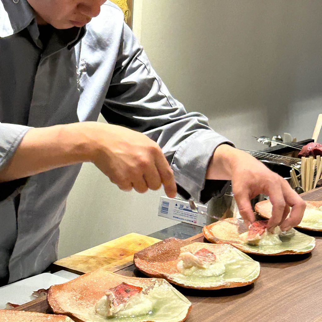 金目鯛をお皿に盛る様子