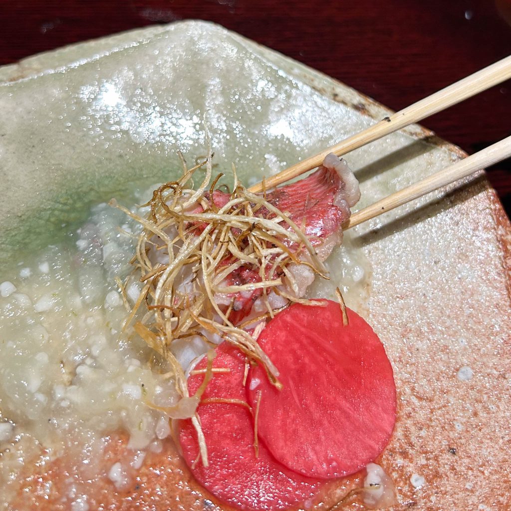 金目鯛をソースにつける様子