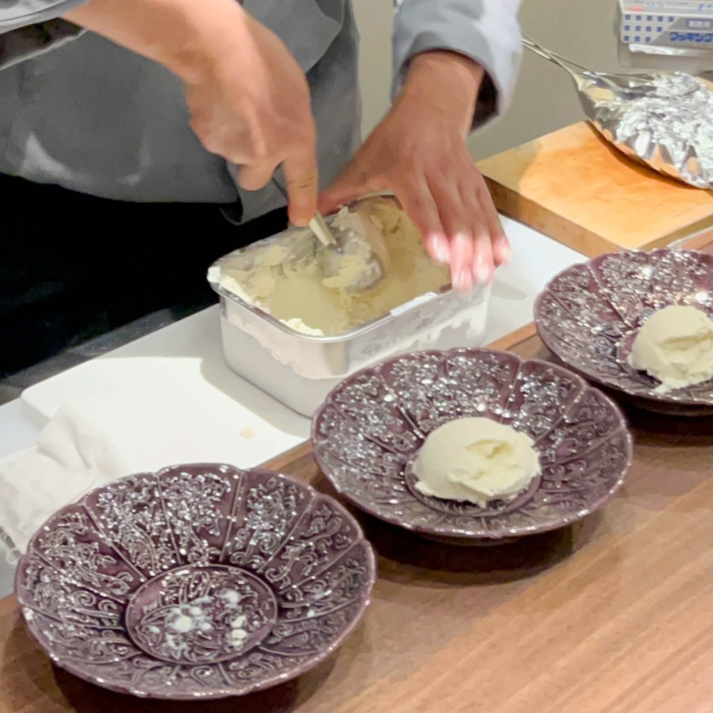 水ナスのアイスをすくう様子