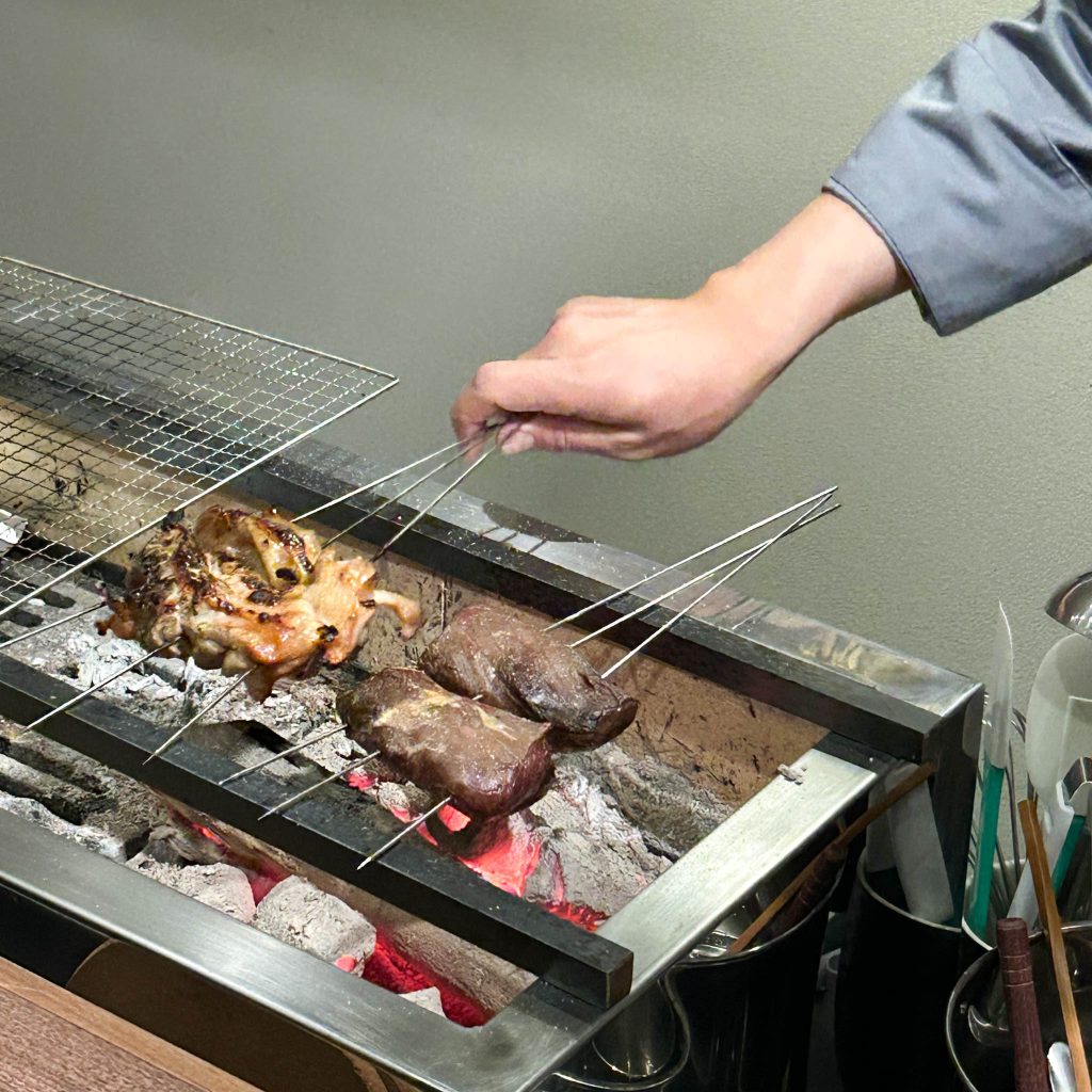 お肉を炭火であぶる様子