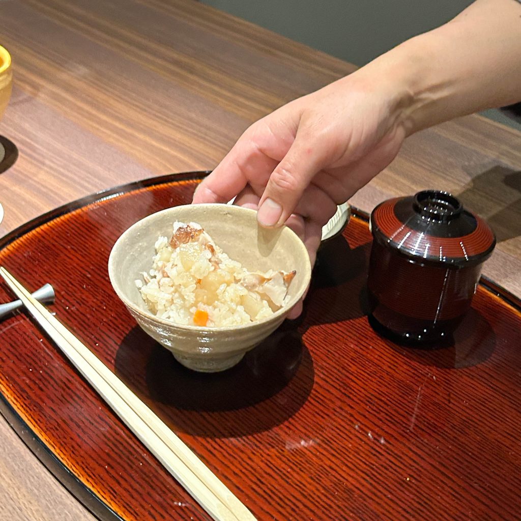 茶碗を置く様子