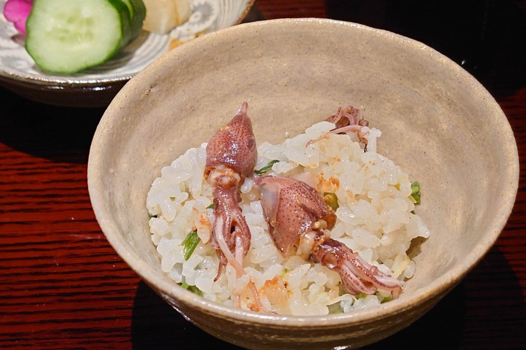 茶碗に盛られたホタルイカとセリのご飯