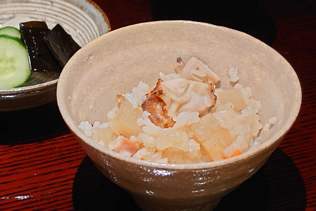 茶碗に盛られた鶏と大根のごはん