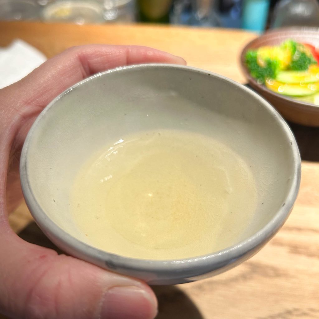 手で持ち上げたお出汁