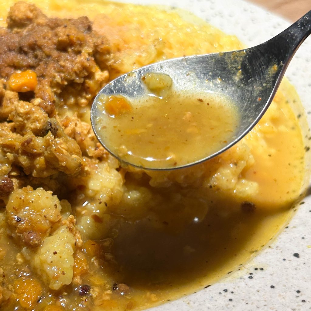 お出汁をスプーンで持ち上げる