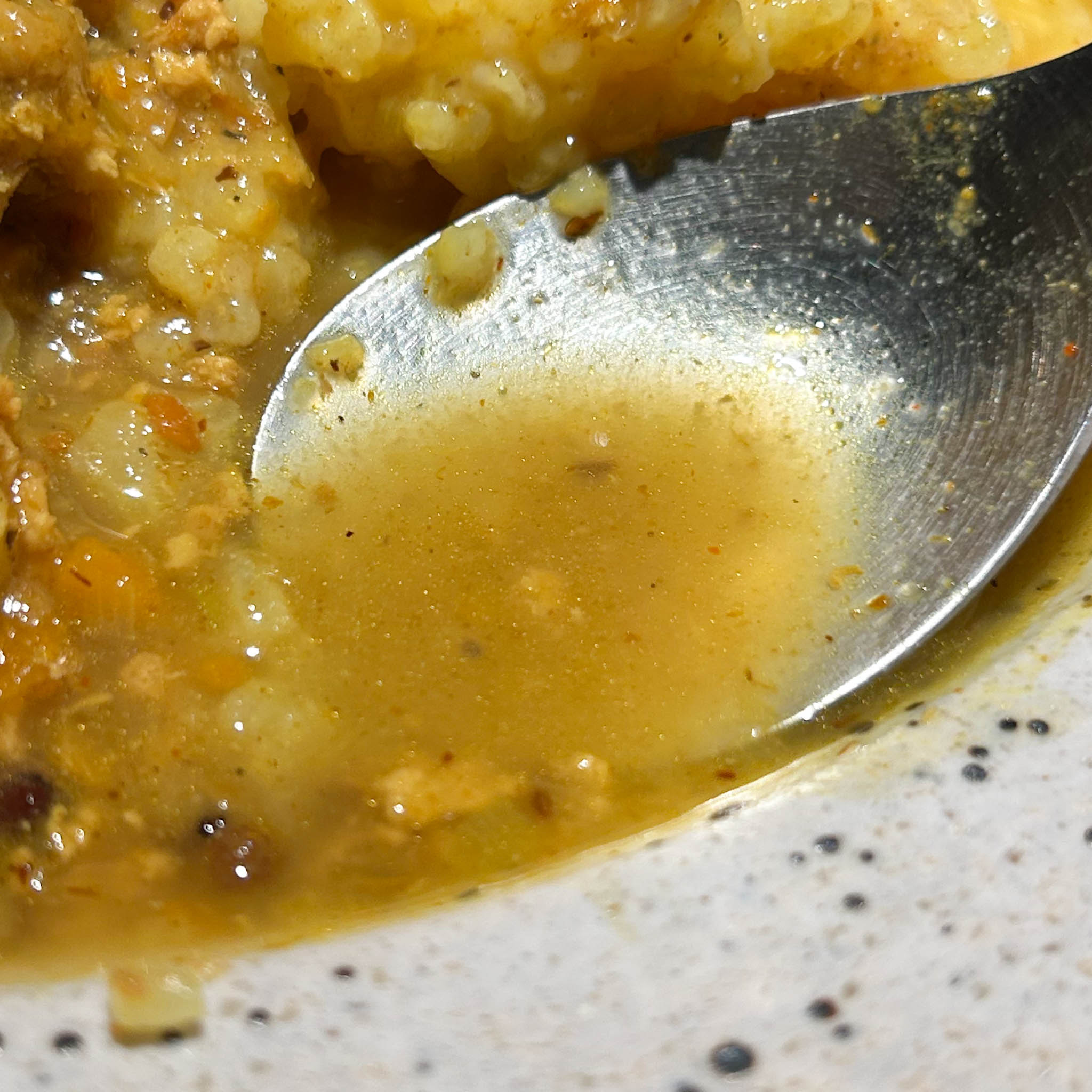 お出汁をスプーンですくう