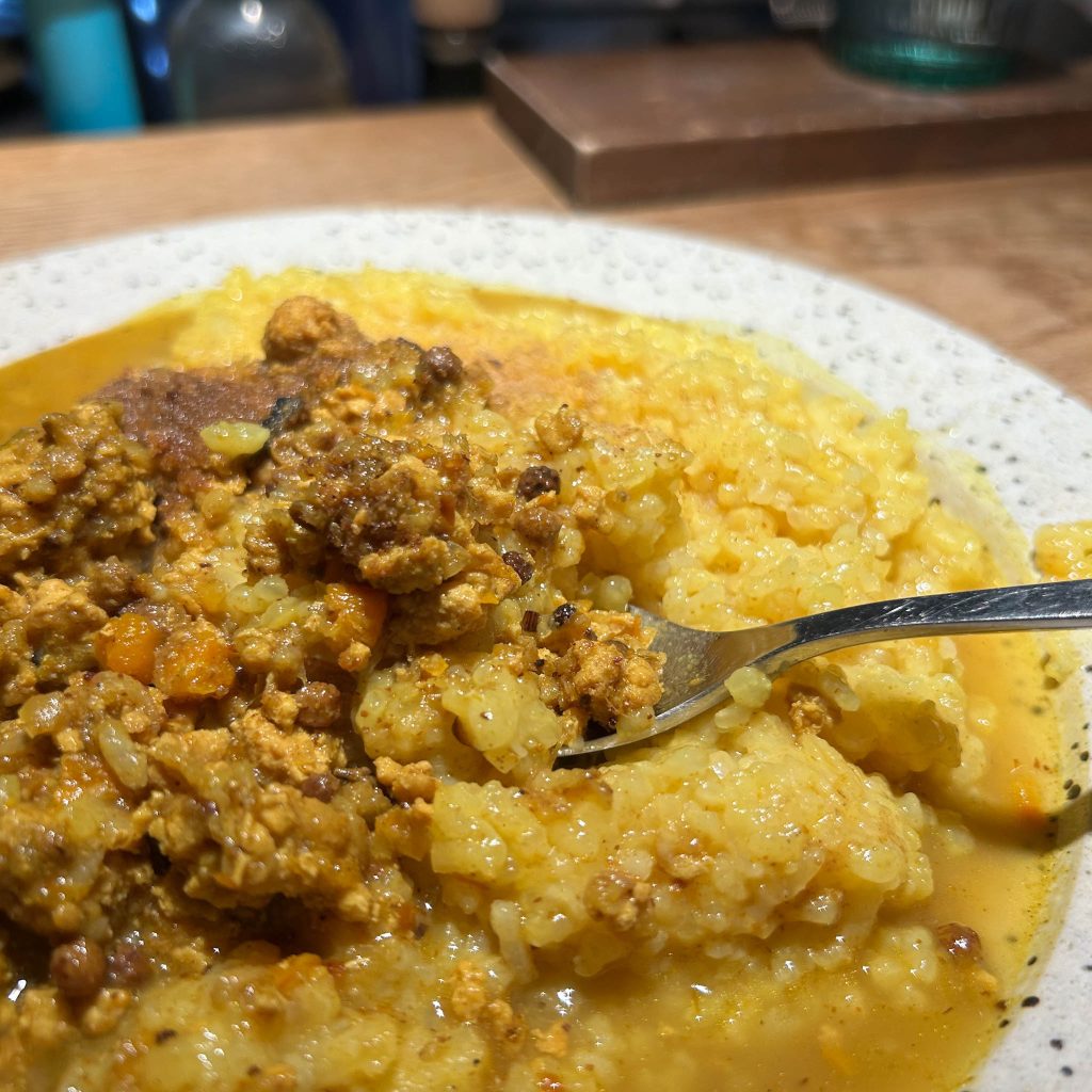 カレーを混ぜる様子