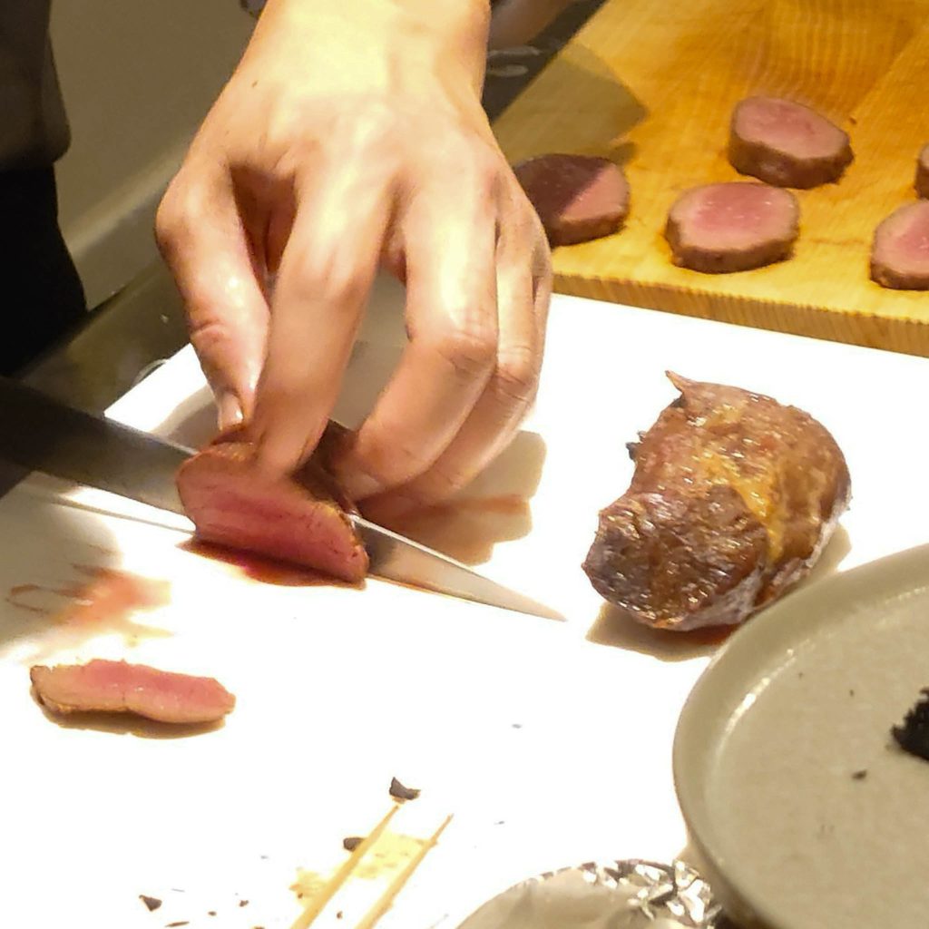お肉をカットする様子