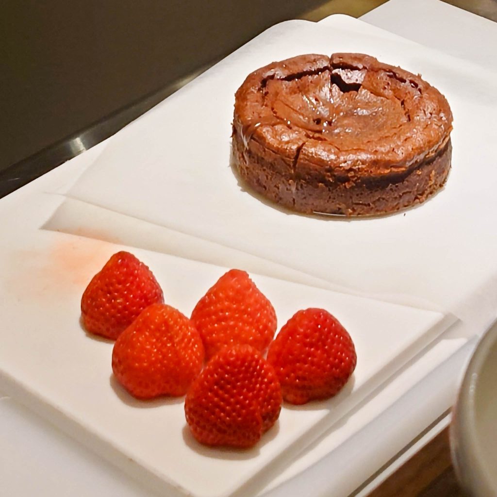 ホールのフォンダンショコラとイチゴ