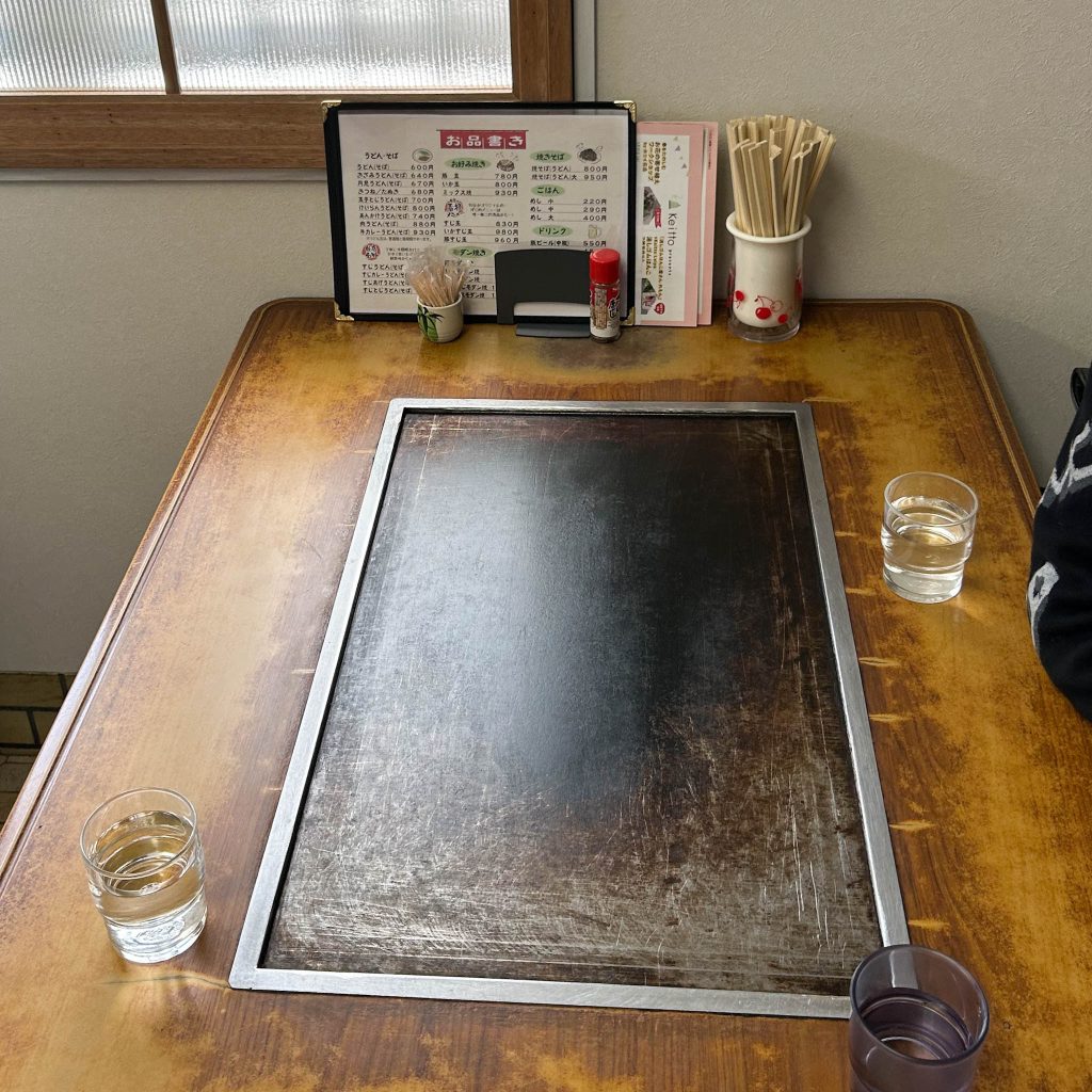 テーブル席の鉄板