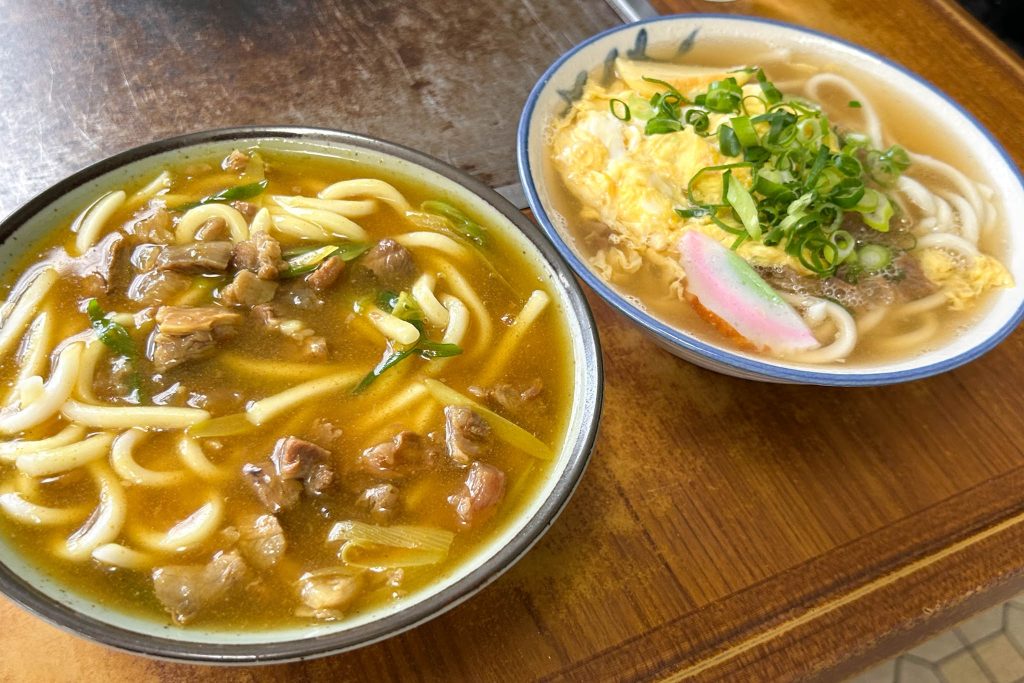 「すじカレーうどん」と「すじとじうどん」