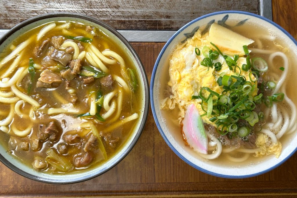 大阪府大東市にある「うどん竹なか」の「すじカレーうどん」と「すじとじうどん」