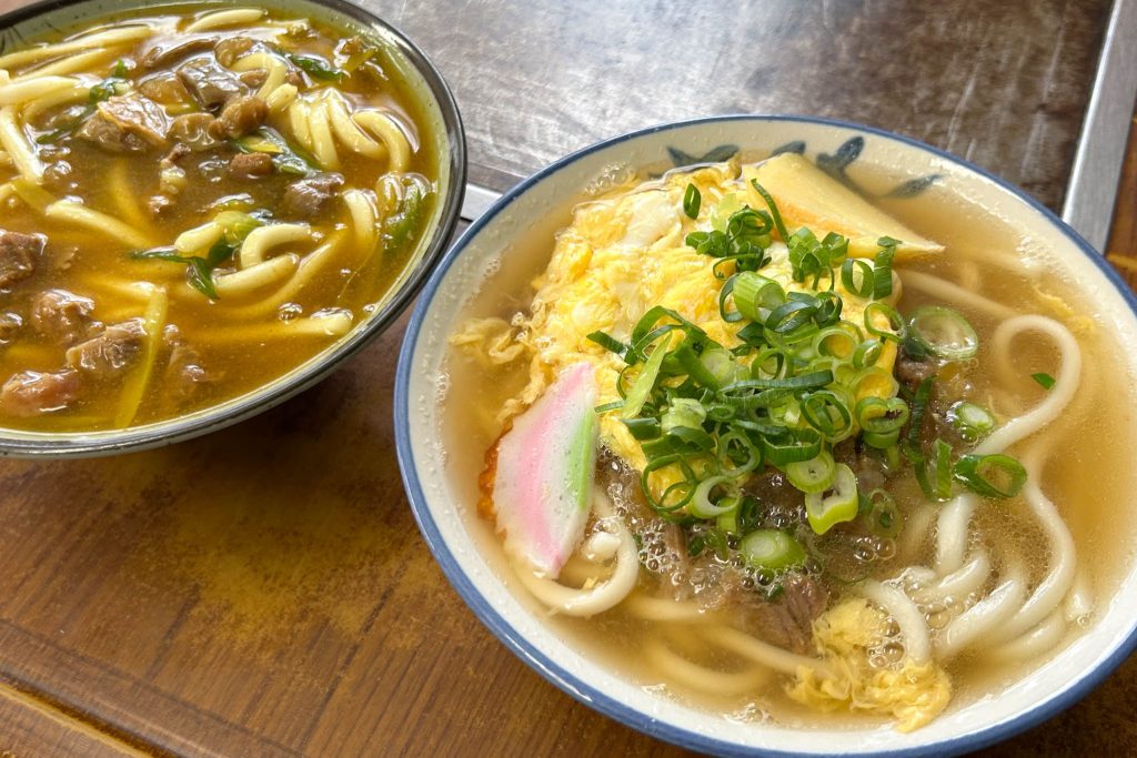 すじとじうどん(880円)