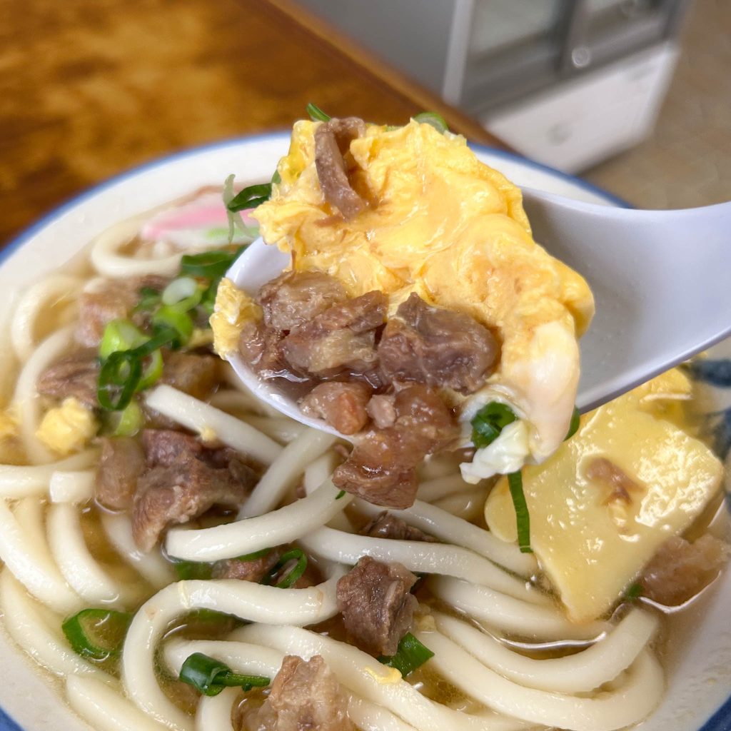 すじ肉と卵のスプーン上げ