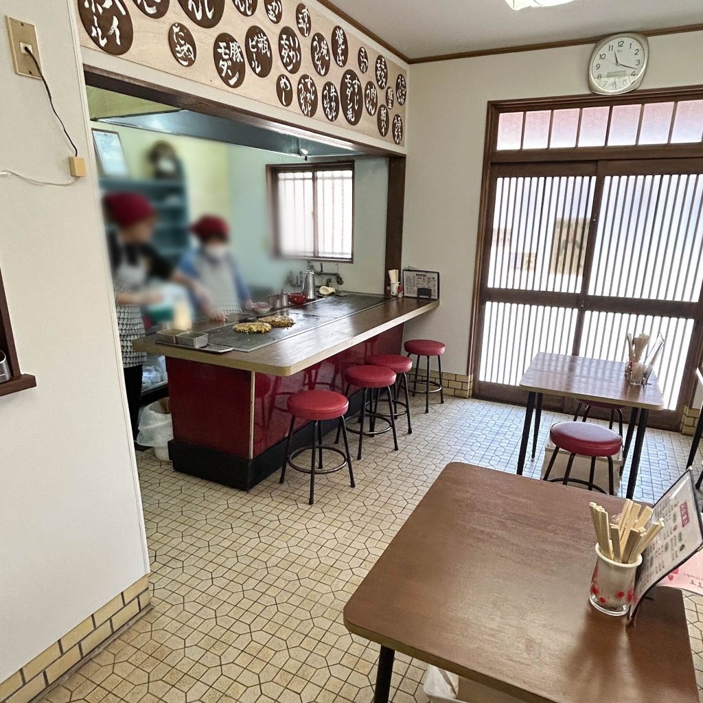 カウンターとテーブル席