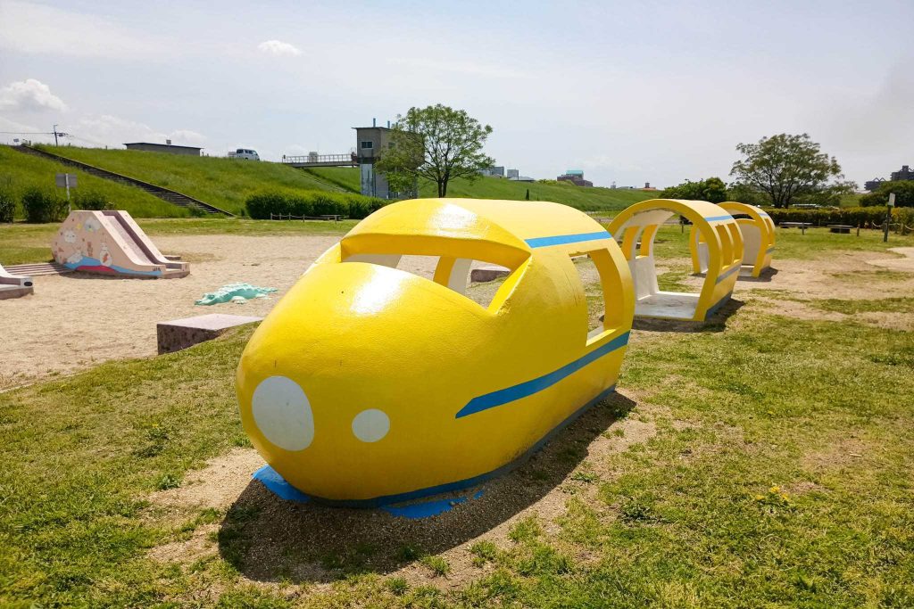 寝屋川市の淀川河川公園太間地区のドクターイエロー